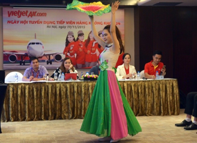 Phần thi tài năng trong cuộc thi tuyển tiếp viên của một hãng hàng không tại Hà Nội.