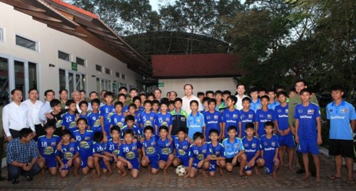 Học viên tại Học viện bóng đá Hoàng Anh Gia Lai Arsenal JMG hân hoan chụp ảnh lưu niệm cùng Bộ trưởng Trần Đại Quang.