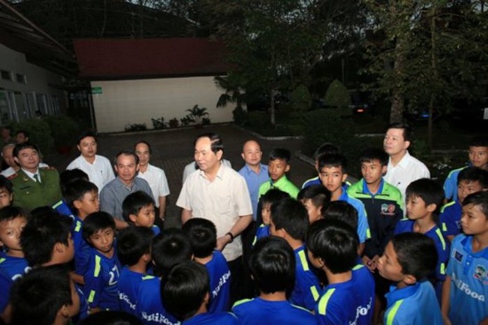 Bộ trưởng gặp gỡ thân mật các cháu Học viên bóng đá Hoàng Anh Gia Lai Arsenal JMG.