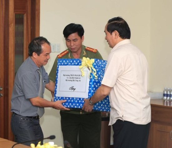 Ông Đoàn Nguyên Đức - Chủ tịch Tập đoàn Hoàng Anh Gia Lai nhận quà lưu niệm của Đại tướng Trần Đại Quang.
