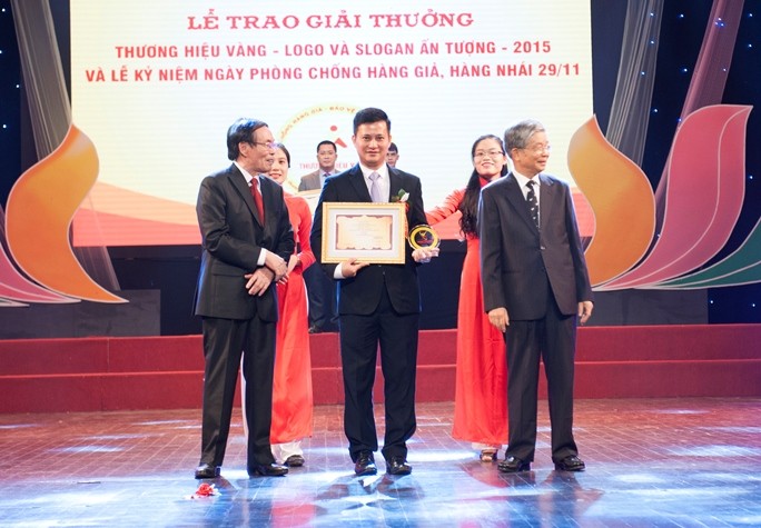 - Phó Tổng Giám đốc Trần Công Quỳnh Lân đại diện VietinBank nhận Giải thưởng Thương hiệu vàng, logo và slogan ấn tượng năm 2015