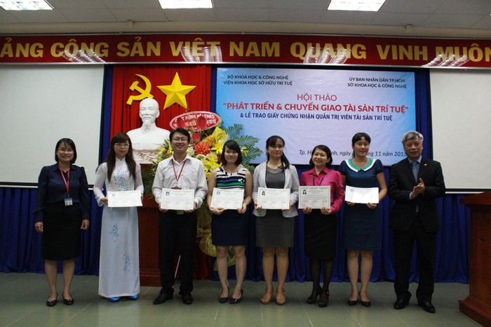 Thứ trưởng Trần Việt Thanh (ngoài cùng bên phải) trao Giấy Chứng nhận quản trị viên Tài sản trí tuệ cho các học viên trải qua Chương trình Đào tạo Quản trị viên Tài sản Trí tuệ tại TP.HCM giai đoạn 2011-2015.