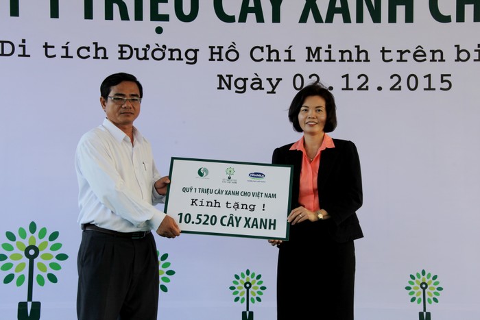 Bà Bùi Thị Hương – Giám Đốc Điều Hành Vinamilk trao tặng Bảng tượng trưng tài trợ cây xanh cho đại diện tỉnh Bến Tre ( ảnh: Đặng Kim Phương)