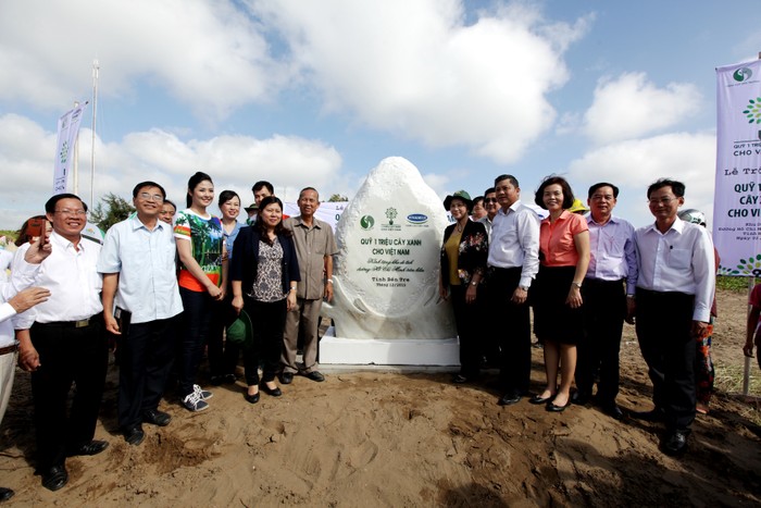 Các đại biểu thực hiện nghi thức đặt bảng đá lưu niệm của chương trình Quỹ 1 triệu cây xanh cho Việt Nam tại Khu Di tích đường Hồ Chí Minh trên biển ở Bến Tre