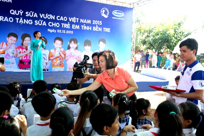 Bà Bùi Thị Hương, Giám Đốc Điều Hành Vinamilk trao tặng sữa trực tiếp cho các em học sinh trường tiểu học Cồn Bửng, Thạnh Phú, Bến Tre.