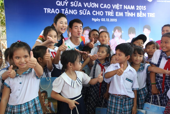 Tại chương trình, các em học sinh đã có cơ hội được gặp mặt, trò chuyện và cùng chơi những trò chơi vui nhộn cùng với các Đại sứ của chương trình Quỹ sữa Vươn cao Việt Nam là Nghệ sỹ hài Xuân Bắc và Hoa hậu Ngọc Hân.