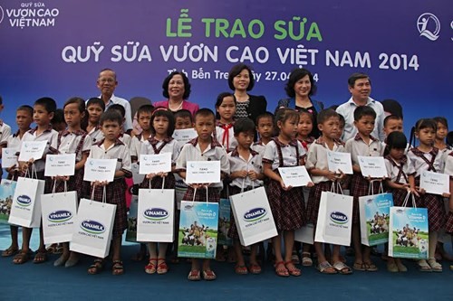 Vinamilk hướng đến đầu tư ra nước ngoài và trở thành doanh nghiệp cộng đồng thông qua chương trình thiện nguyện như &quot;Quỹ sữa vươn cao Việt Nam&quot;, &quot;Quỹ 1 triệu cây xanh cho Việt Nam&quot;....