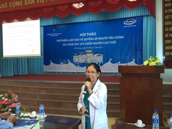 Bác sĩ Chuyên khoa I Nguyễn Thị Ánh Vân, Trung tâm dinh dưỡng TPHCM chia sẻ thông tin hữu ích “Dinh dưỡng ở người cao tuổi” tại hội thảo do Vinamilk tổ chức ở Tiền Giang