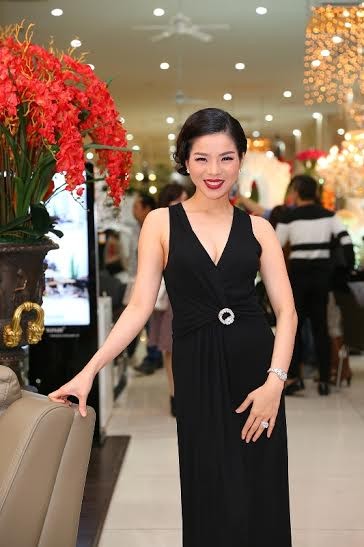Có mặt tại buổi khai trương, ca sĩ Lệ Quyên bày tỏ sự ủng hộ doanh nhân Dương Quốc Nam khi giới thiệu và mang đến cho người tiêu dùng Việt Nam những sản phẩm chất lượng, uy tín.