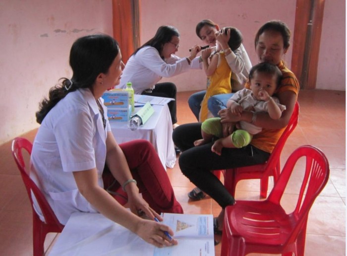 Bác sĩ Vinamilk - Hồ Thị Nam Huế đang tư vấn chế độ dinh dưỡng cho bé