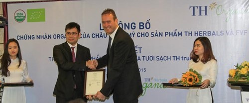 Ông Trịnh Hiền Trung, Giám đốc nghiên cứu và phát triển sản phẩm, Công ty cổ phần dược liệu TH nhận chứng nhận hữu cơ Châu Âu (EC 834/2007) và Mỹ (USDA-NOP) cho 5 nguyên liệu dược liệu TH từ ông Riekele Leonard De Boer, Giám đốc điều hành Công ty Control Union Vietnam.