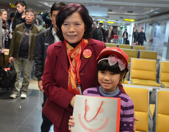 Chủ tịch Hội đồng quản trị Vietjet, bà Nguyễn Thanh Hà trao quà cho hành khách tại sân bay Nội Bài.