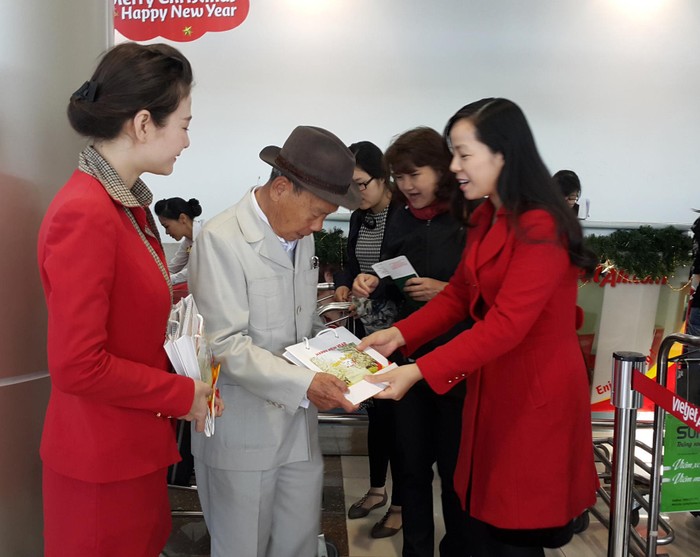 Phó Tổng Giám đốc Vietjet Nguyễn Thị Thúy Bình tặng quà và gửi lời chúc an lành đến hành khách trong ngày đầu năm mới.