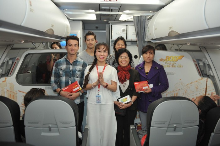 Tổng giám đốc Vietjet Nguyễn Thị Phương Thảo tặng quà chụp ảnh lưu niệm cùng hành khách