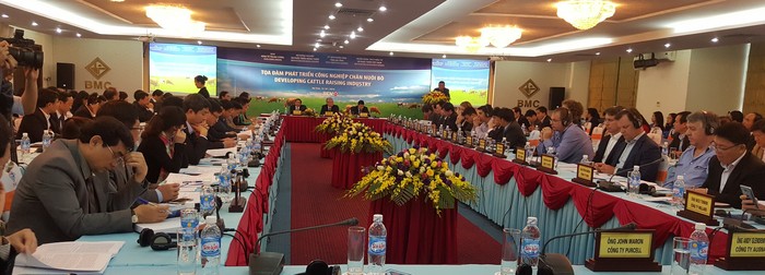 Toàn cảnh Tọa đàm: ”Phát triển ngành công nghiệp chăn nuôi bò tại Hà Tĩnh” diễn ra tại tỉnh Hà Tĩnh ngày 15/1/2016.