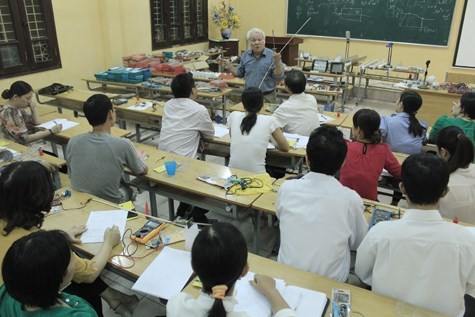 TS. Nguyễn Văn Khải giảng dạy trong lớp bồi dưỡng kiến thức thực nghiệm cho các giáo viên các trường THPT tại Hà Nội.