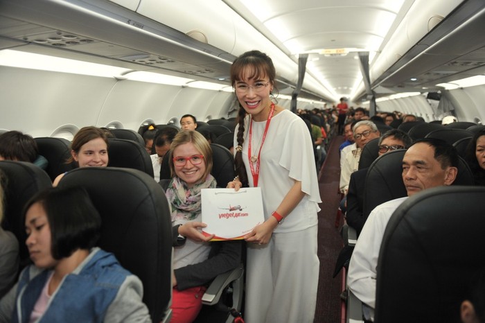 Bà Nguyễn Thị Phương Thảo - Phó Chủ tịch HD Bank, Tổng giám đốc Vietjet Air tặng quà cho hành khách trên một chuyến bay.