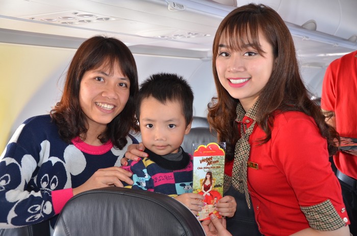 Hành khách đầu tiên trên chuyến bay Đài Bắc - Hà Nội nhận phần quà may mcủa Vietjet.