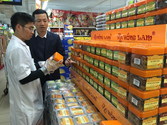 Sản phẩm ô mai chua ngọt của Công ty cổ phần Hồng Lam đang được Cục An toàn thực phẩm kiểm tra (ảnh NLD)