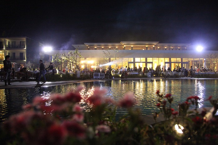 Bể bơi nước mặn lớn nhất Việt Nam thu hút du khách đến đón Xuân 2016.