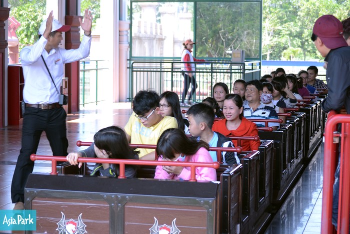 Tàu lượn siêu tốc - trò chơi rất hút khách tại Asia Park