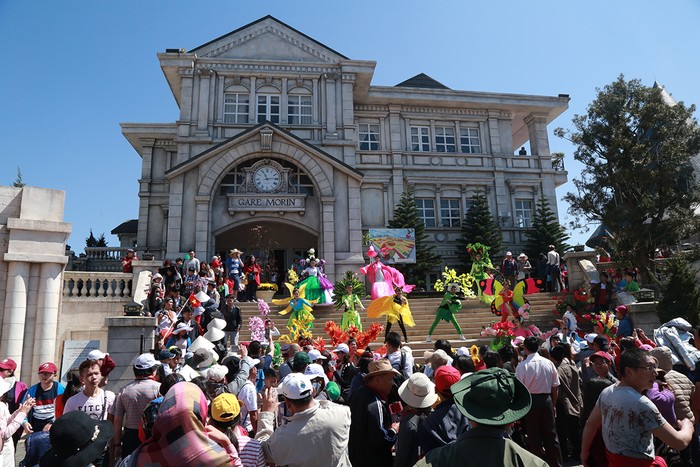 Mỗi lễ hội đều thu hút rất đông du khách.