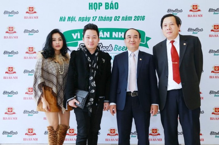 Lãnh đạo Habeco chụp ảnh với ca sĩ Thanh Lam và Tùng Dương.