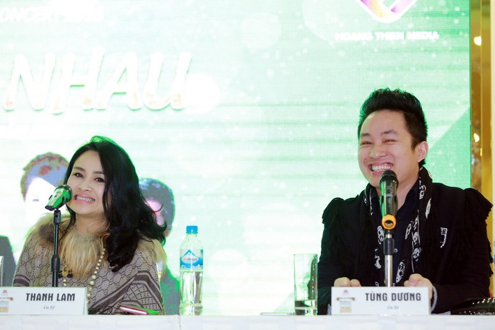 Hai ca sĩ Thanh Lam và Tùng Dương vui vẻ chia sẻ về đêm nhạc.