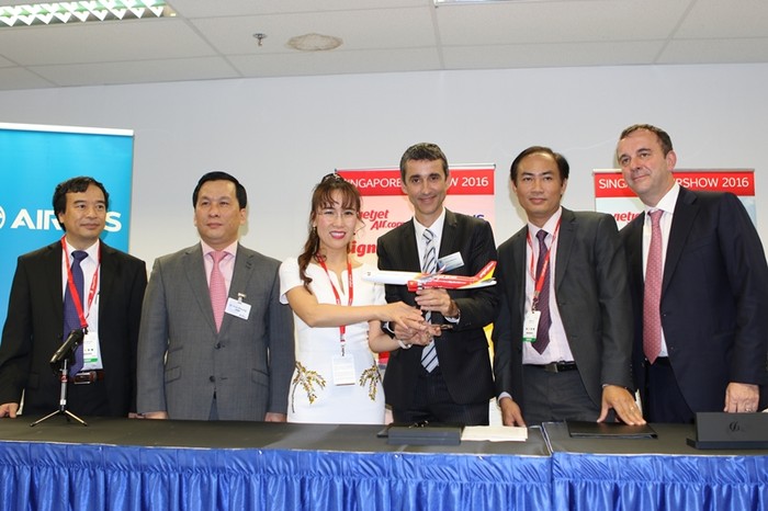 Tổng Giám đốc Vietjet trao quà lưu niệm cho đại diện Airbus tại lễ ký kết