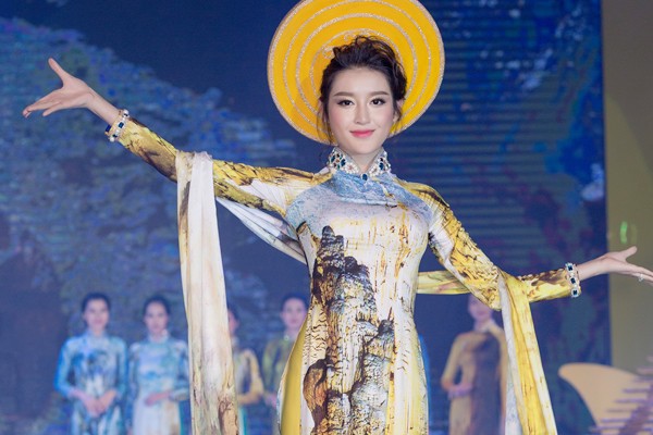 Á hậu Huyền My với tà áo dài truyền thống tại Lễ hội Thời trang Hạt ngọc trời.