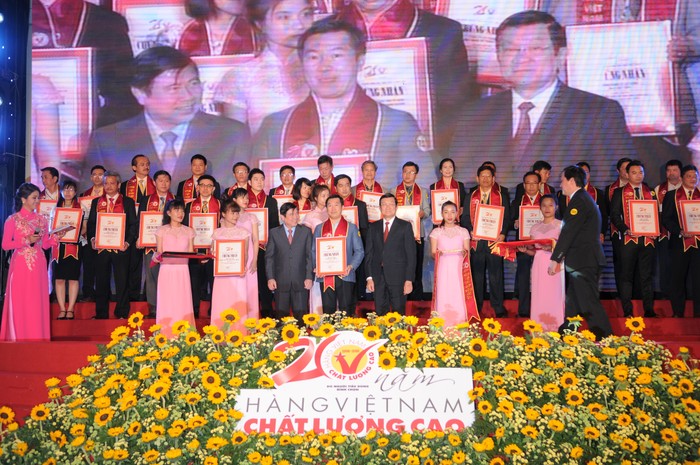 Chủ tịch nước Trương Tấn Sang trao danh hiệu danh hiệu hàng Việt Nam chất lượng cao năm 2016 cho 500 doanh nghiệp Việt Nam