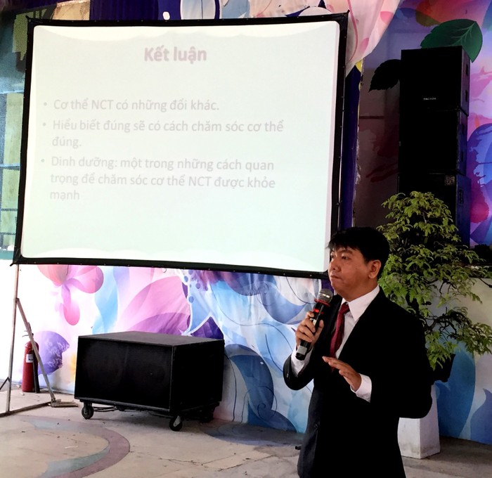 Phó Giáo Sư - Tiến Sĩ Bác sĩ Nguyễn Anh Tuấn (Đại học Y Dược TP.Hồ Chí Minh) trình bày về chế độ dinh dưỡng hợp lý cho người cao tuổi