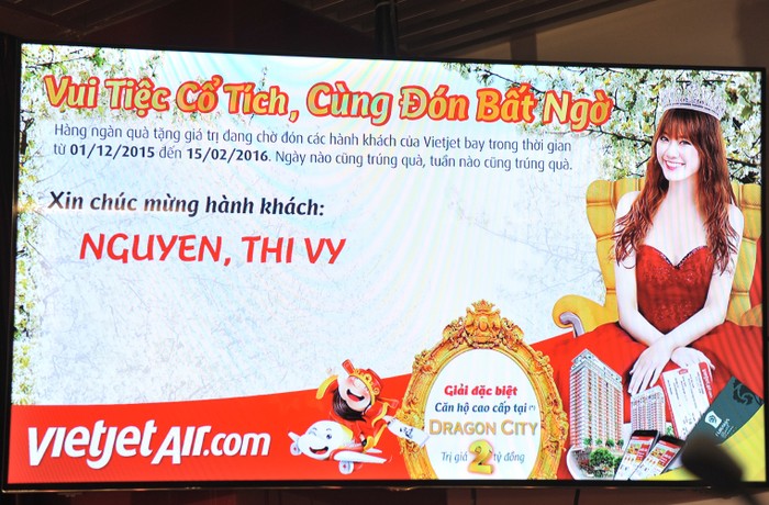 Nữ hành khách Nguyễn Thị Vi đã may mắn trúng thưởng căn hộ trị giá 2 tỷ đồng
