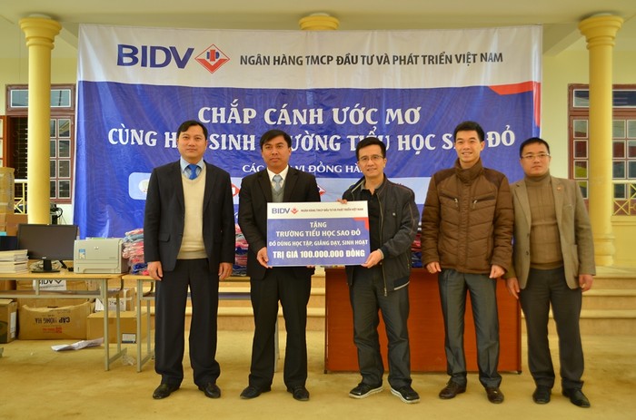 Ngân hàng BIDV trao tặng đồ dùng học tập, giảng dạy, sinh hoạt trị giá 100 triệu đồng.