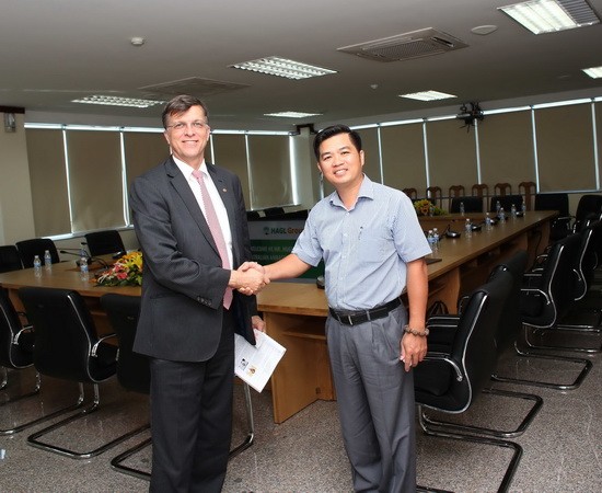 Đại sứ Úc tại Việt Nam Ngài Hugh Borrowman chụp hình lưu niệm với Tổng Giám đốc HAGL Võ Trường Sơn.