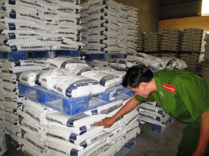 Công an kiểm tra một cơ sở tại quận Bình Tân (TP.HCM) buôn bán chất cấm trong chăn nuôi. Ảnh: Ngọc Ánh/ NLD