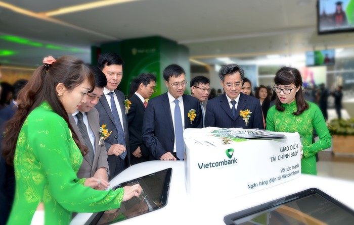 Các đại biểu tham quan và trải nghiệm dịch vụ Vietcombank Digital Lab.