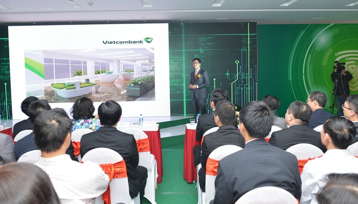 Ông Huỳnh Song Hào - Giám đốc Khối bán lẻ Vietcombank giới thiệu về những tiện ích của không gian giao dịch công nghệ số - Vietcombank Digital Lab.