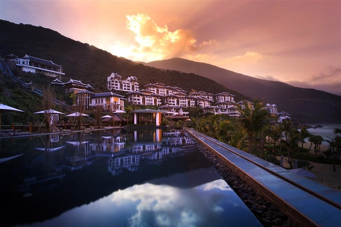 Nằm bờ biển của bán đảo Sơn Trà, Đà Nẵng thơ mộng Khu nghỉ dưỡng InterContinental® Danang Sun Peninsula Resort đạt được mức độ hài lòng cao nhất của khách hàng.