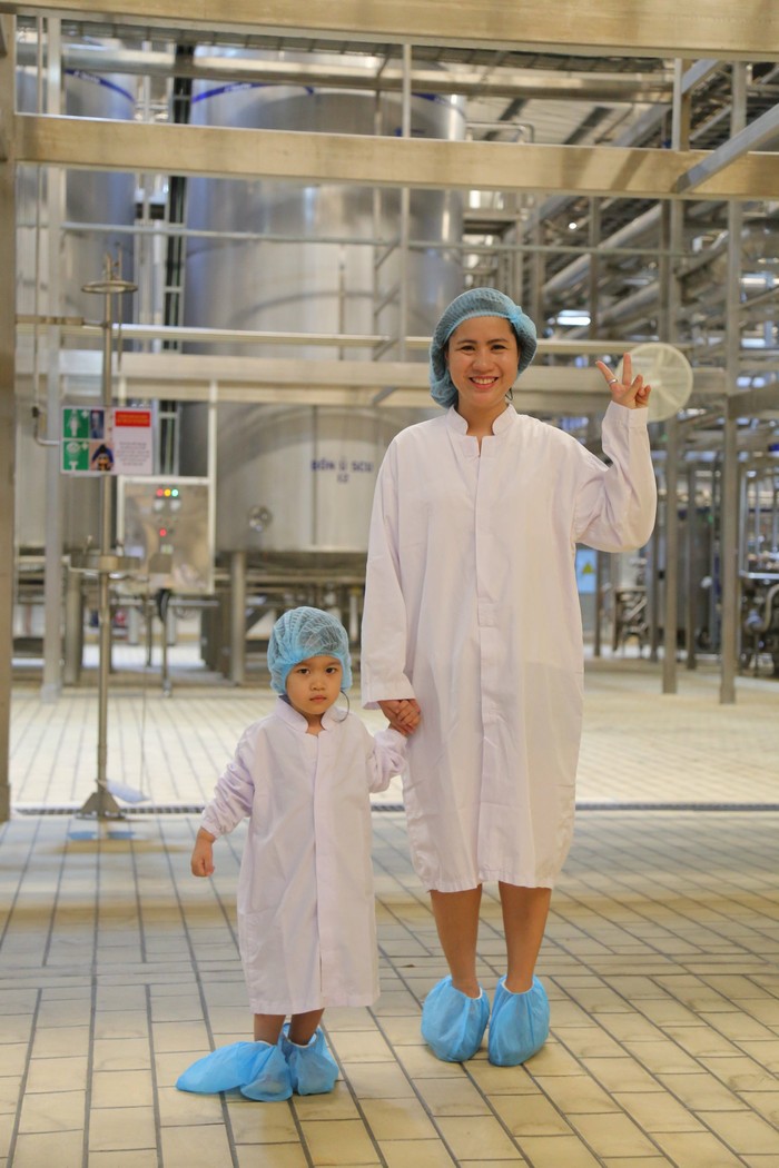 Hai mẹ con chị Thanh Tuyền hoàn toàn bị thuyết phục bởi công nghệ tiệt trùng UHT hàng đầu thế giới của nhà máy Vinamilk