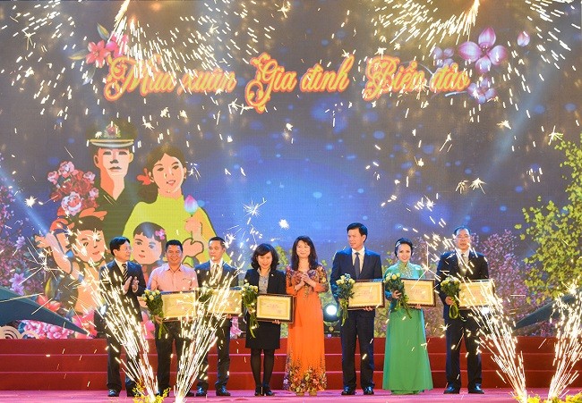 Ông Phạm Mạnh Thắng - Phó Tổng giám đốc Vietcombank (thứ 3 từ phải sang) nhận hoa và Bảng vinh danh của Ban Tổ chức