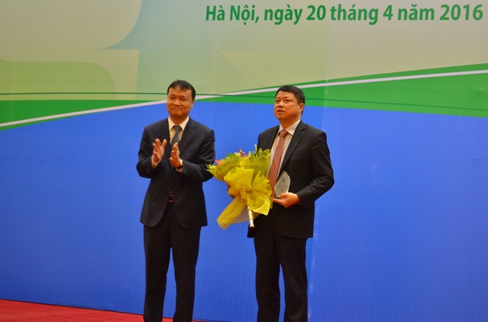 Thứ trưởng Bộ Công thương Đỗ Thắng Hải đã trao tặng phẩm và hoa cho ông Nguyễn Văn Du – Phó Tổng giám đốc VietinBank vì những đóng góp cho &quot;Chương trình Thương hiệu quốc gia&quot;