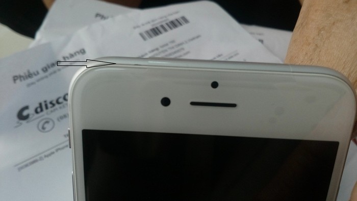 Dù Cdiscounnt.vn cam kết bán sản phẩm chính hãng mới 100% tuy nhiên theo anh Hùng chiếc iPhone 6 anh mua bóc ra đã có vết trầy xước - ảnh do anh Hùng cung cấp.