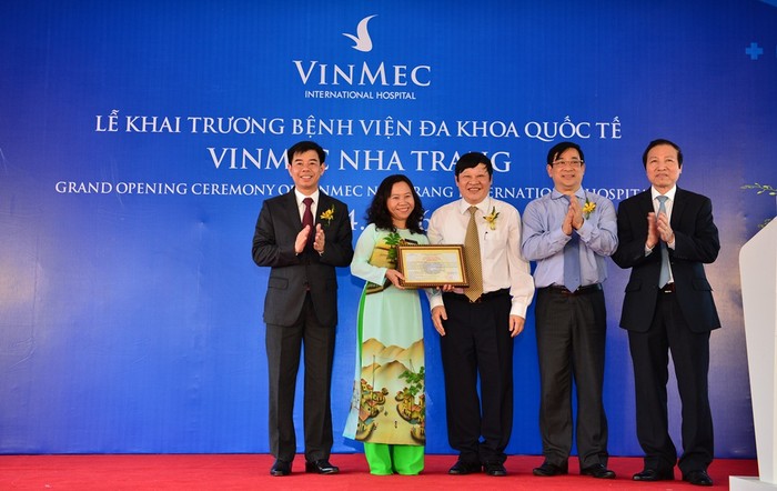 Thứ trưởng Bộ Y tế Nguyễn Việt Tiến (áo trắng thứ 3 từ trái sang) trao quyết định thành lập.