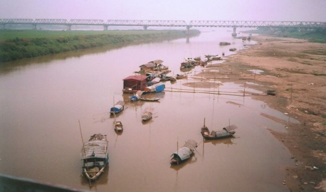 Những chiếc thuyền neo đậu trên sông Hồng - ảnh: Thiên Minh/petrotimes.