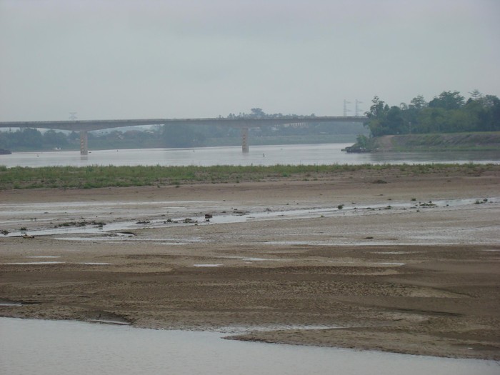 Nhiều năm nay sông Hồng đoạn hạ lưu mực nước xuống thấp xuất hiện nhiều bãi bồi lớn (ảnh sông Hồng đoạn gần cầu Thăng Long - Hà Nội/ảnh: Hoàng Lực).