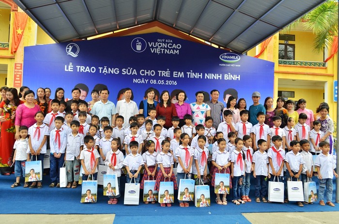 Vinamilk trao tặng 80.000 ly sữa tương đương 500 triệu đồng cho học sinh nghèo tỉnh Ninh Bình - ảnh Hoàng Lực.