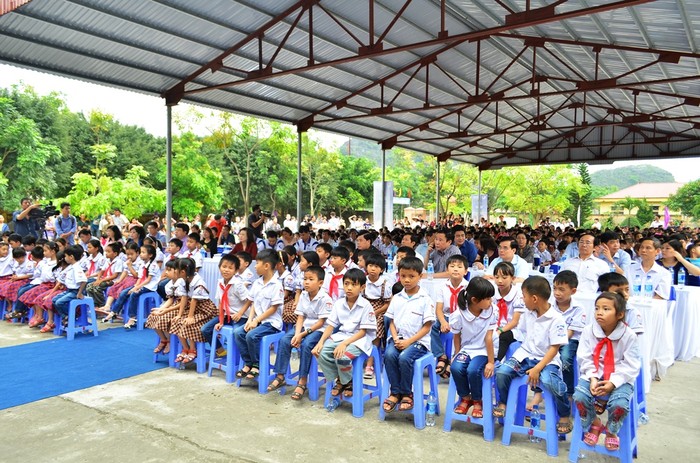 Hơn 400 học sinh Trường Tiểu học Ninh Xuân cùng cán bộ giáo viên và nhân dân địa phương đến tham dự sự kiện.
