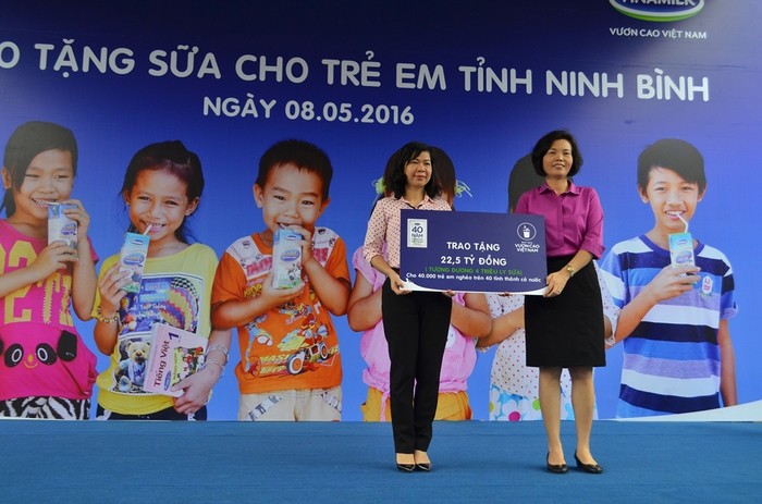 Đại diện Vinamilk trao bảng số tiền 22,5 tỷ đồng (gần 4 triệu ly sữa) đến học sinh nghèo cho đại diện Quỹ sữa Vươn cao Việt Nam.