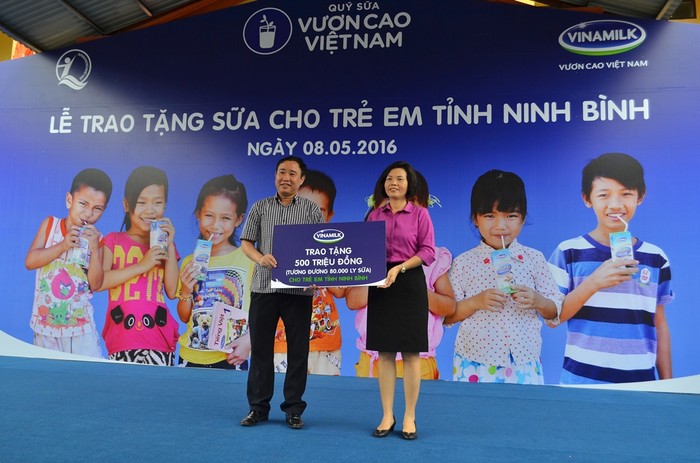 Vinamilk trao tặng đại diện tỉnh Ninh Bình bảng tượng trưng 80.000 ly sữa, tương đương 500 triệu đồng.